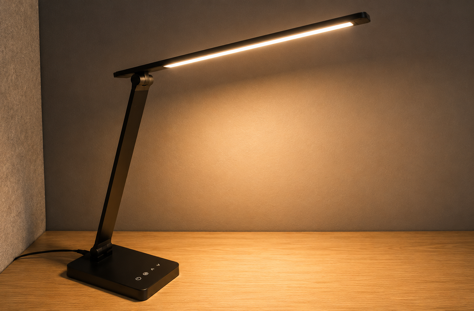 各席に設置された調光できるLEDデスクライト
